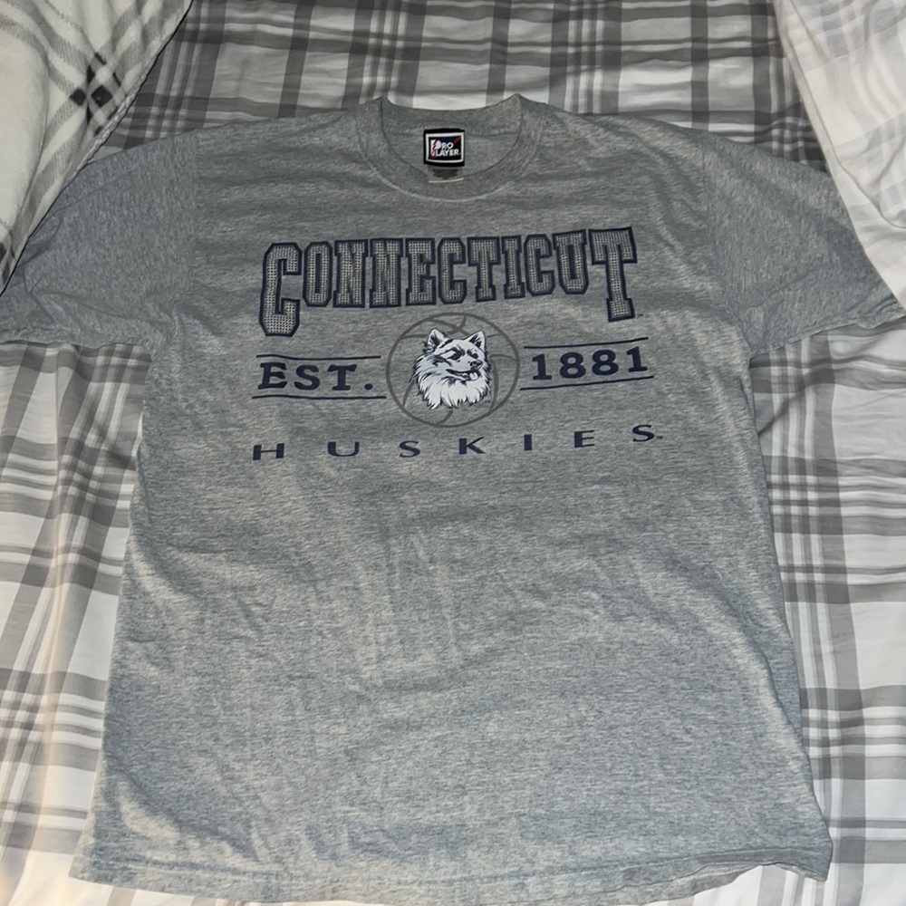 UCONN shirt